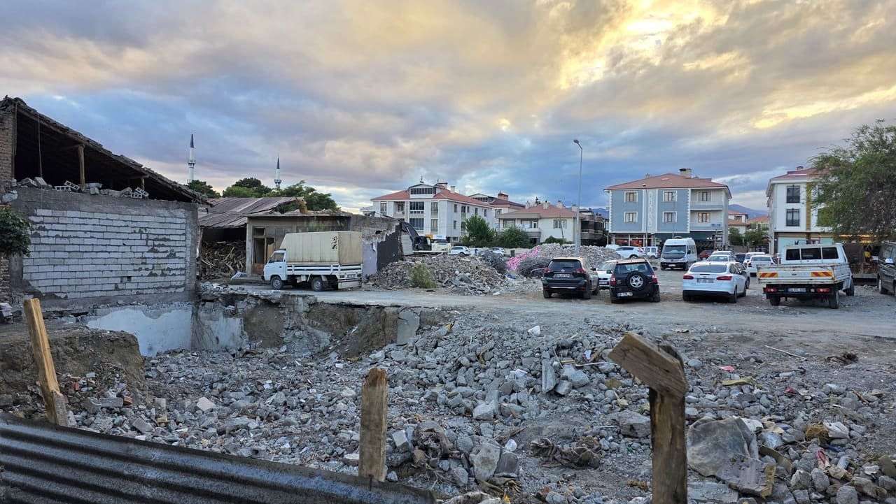 Merkez Çarşısı Yıkılıyor