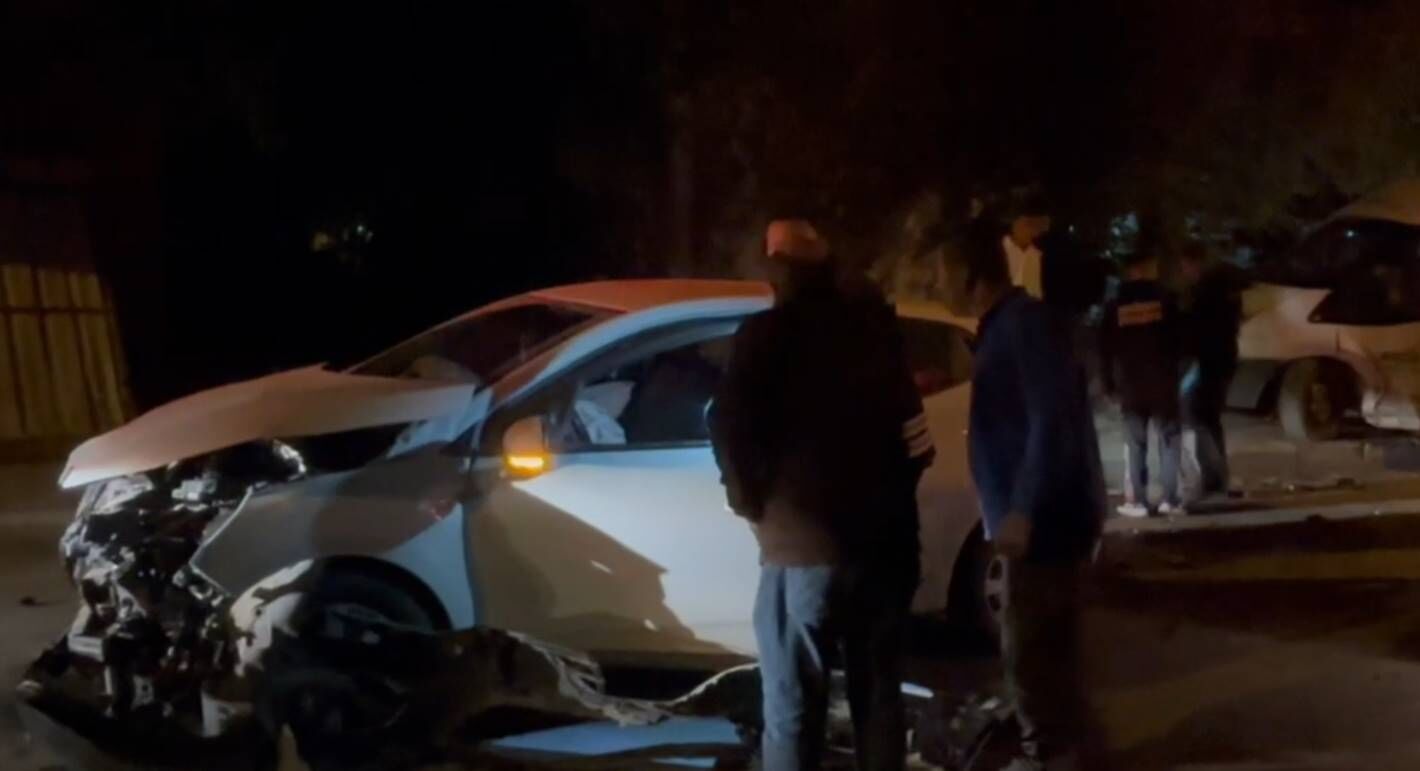 Minibüs ve Otomobil Çarpıştı: Ağaca Çarparak Durabildi! (VİDEO)