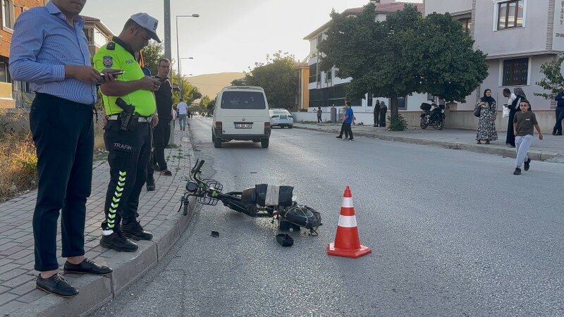 Hafif Ticari Araç ile Elektrikli Bisiklet Çarpıştı: 10 Yaşındaki Çocuk Ağır Yaralı (VİDEO)