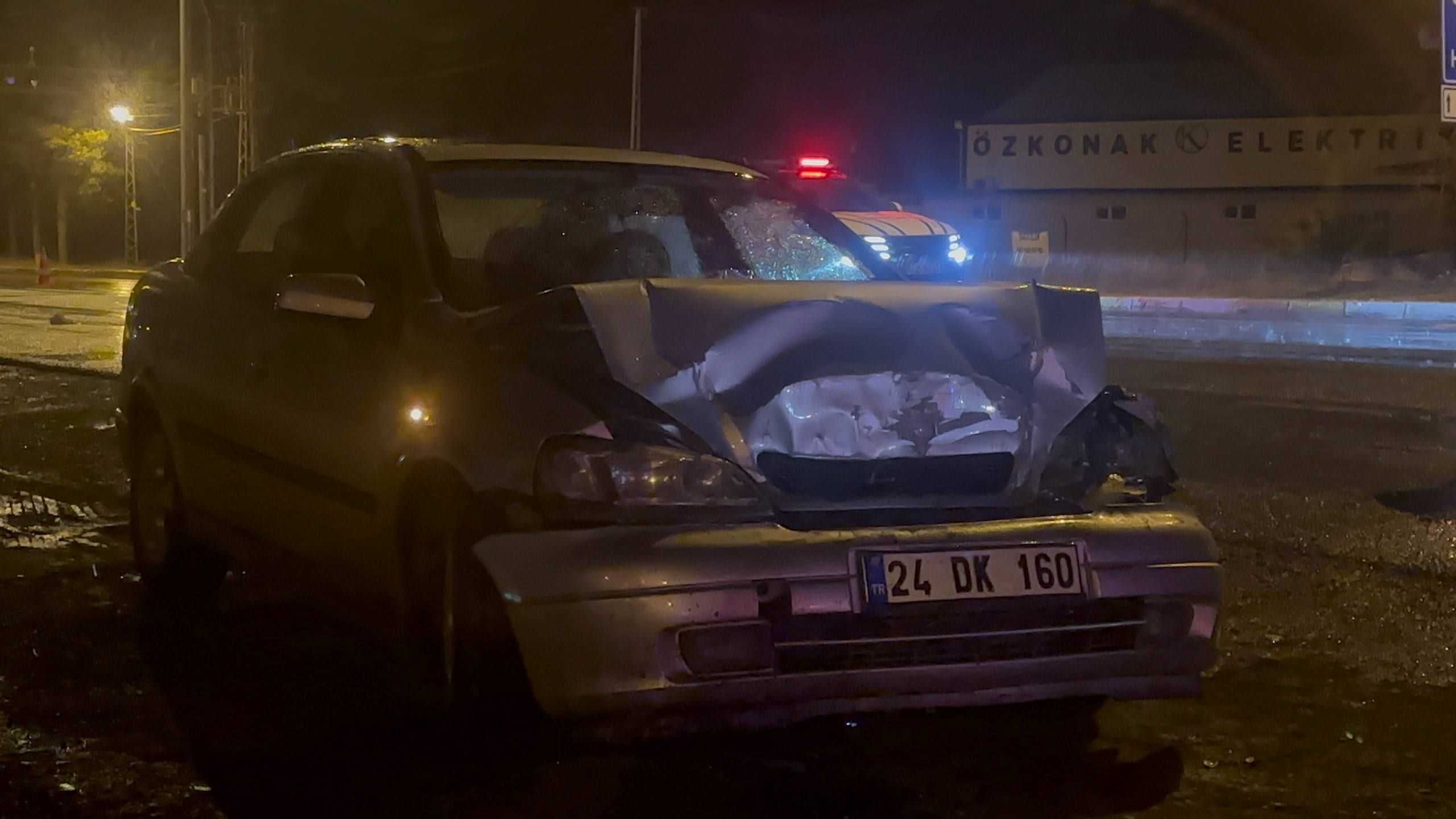 Erzincan’da Yolcu Otobüsü ile Otomobil Çarpıştı: 1 Yaralı