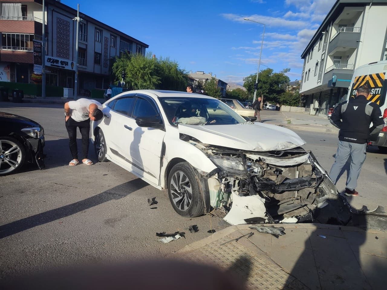 ERZİNCAN İŞ SAATİNDE KİLİTLENDİ! O KAVŞAKTA FECİ KAZA!