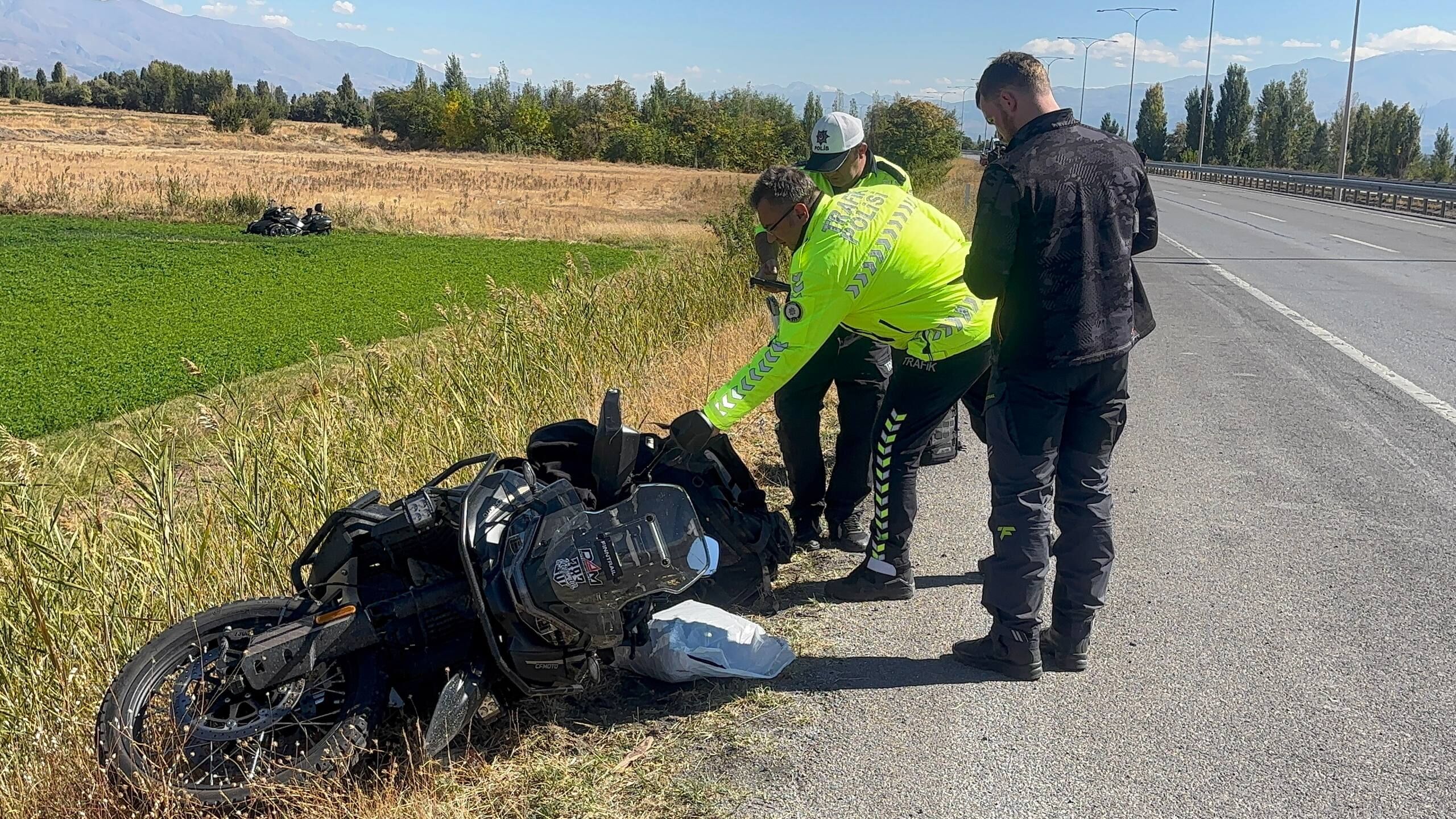 Erzincan'da Feci Kaza: Motosiklet Sürücüsü Bariyerlere Çarptı, Hayatını Kaybetti  (VİDEO)