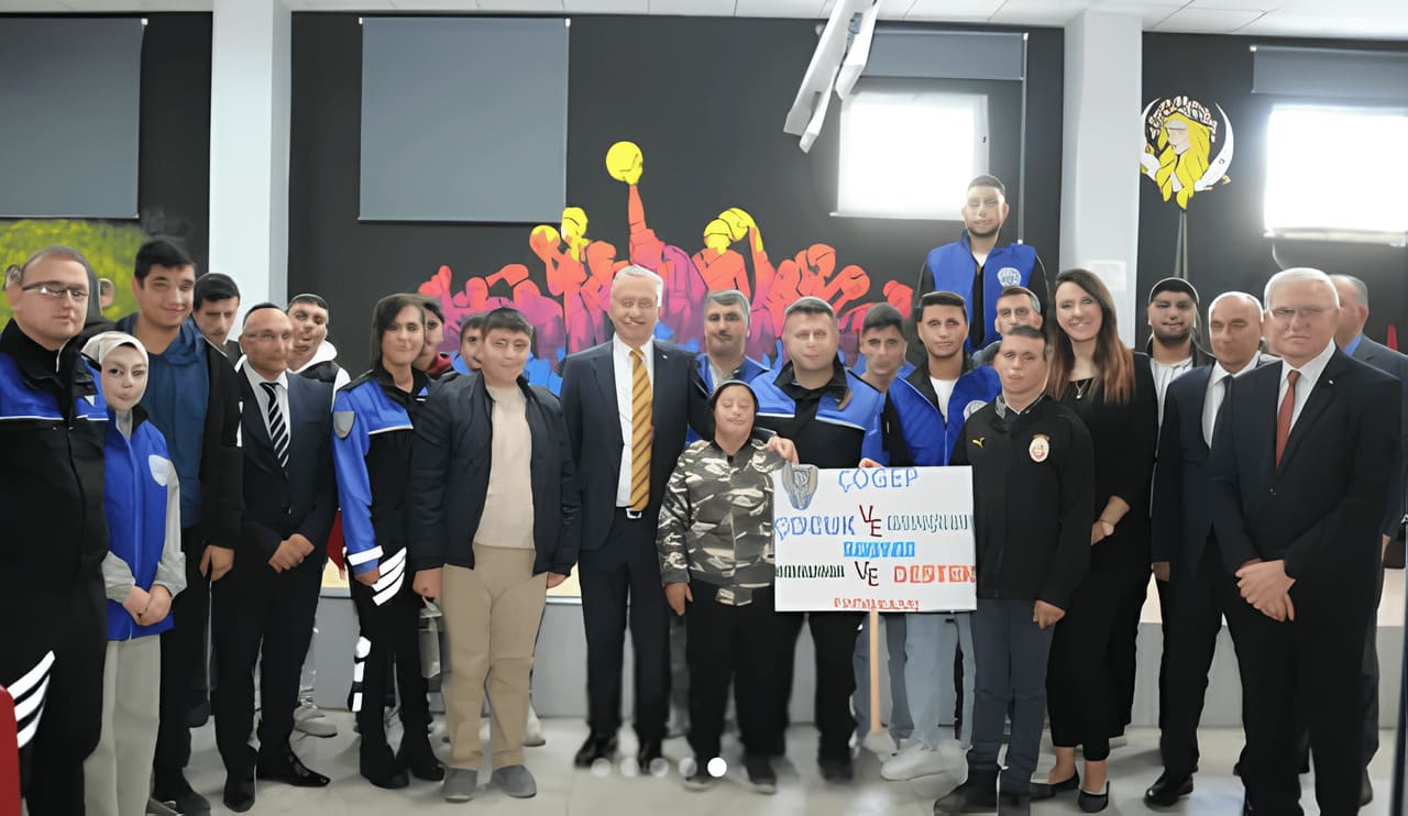 Rektor Akin Levent, Ozel Gereksinimli Genclerle Fotograf Cektirdi