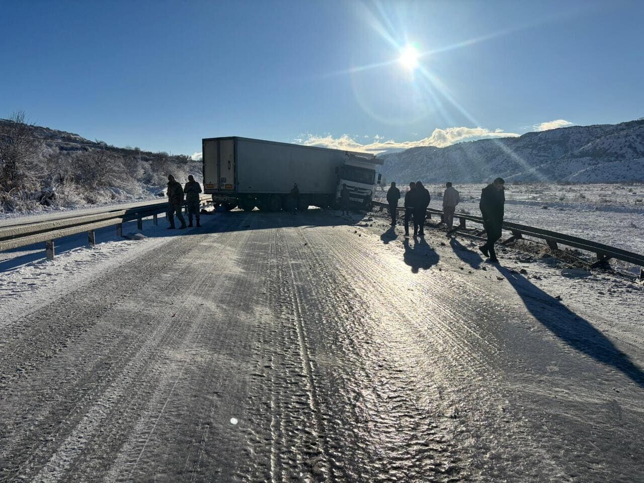 Karayolundaki Buzlanma Sebebiyle Kaza Yapan Tir