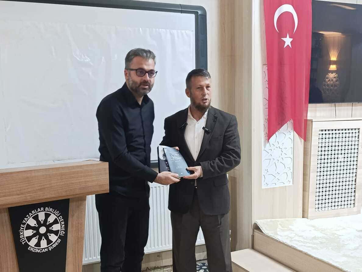 Tyb'de Konuşma Yapan Mehmet Kurtalan Kitap Hediyesi Aldı