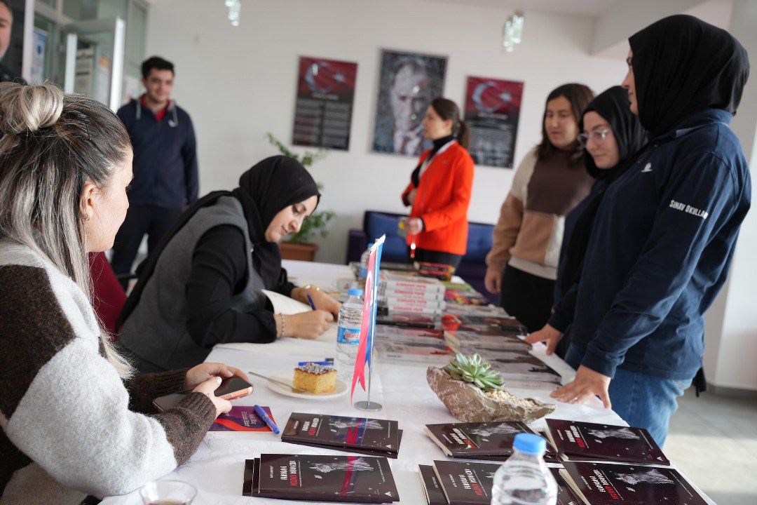 Sınav Koleji’nde Edebiyat Rüzgârı Yazarlar Söyleşide Öğrencilerle Buluştu (3) 1080X720