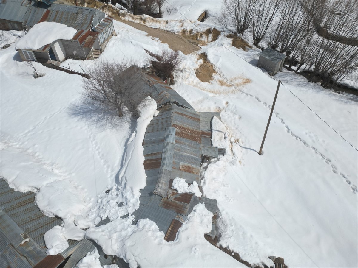 Erzincan'da yoğun kar çatı çökertti