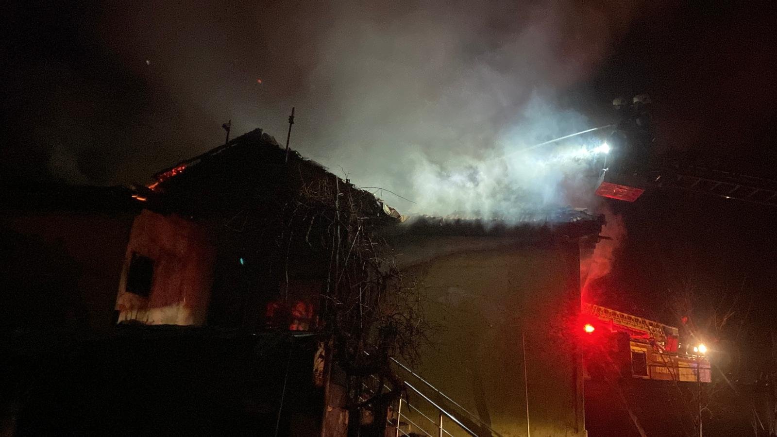 Erzincan’da Gece Yarısı Korkutan Ev Yangını! (VİDEO)