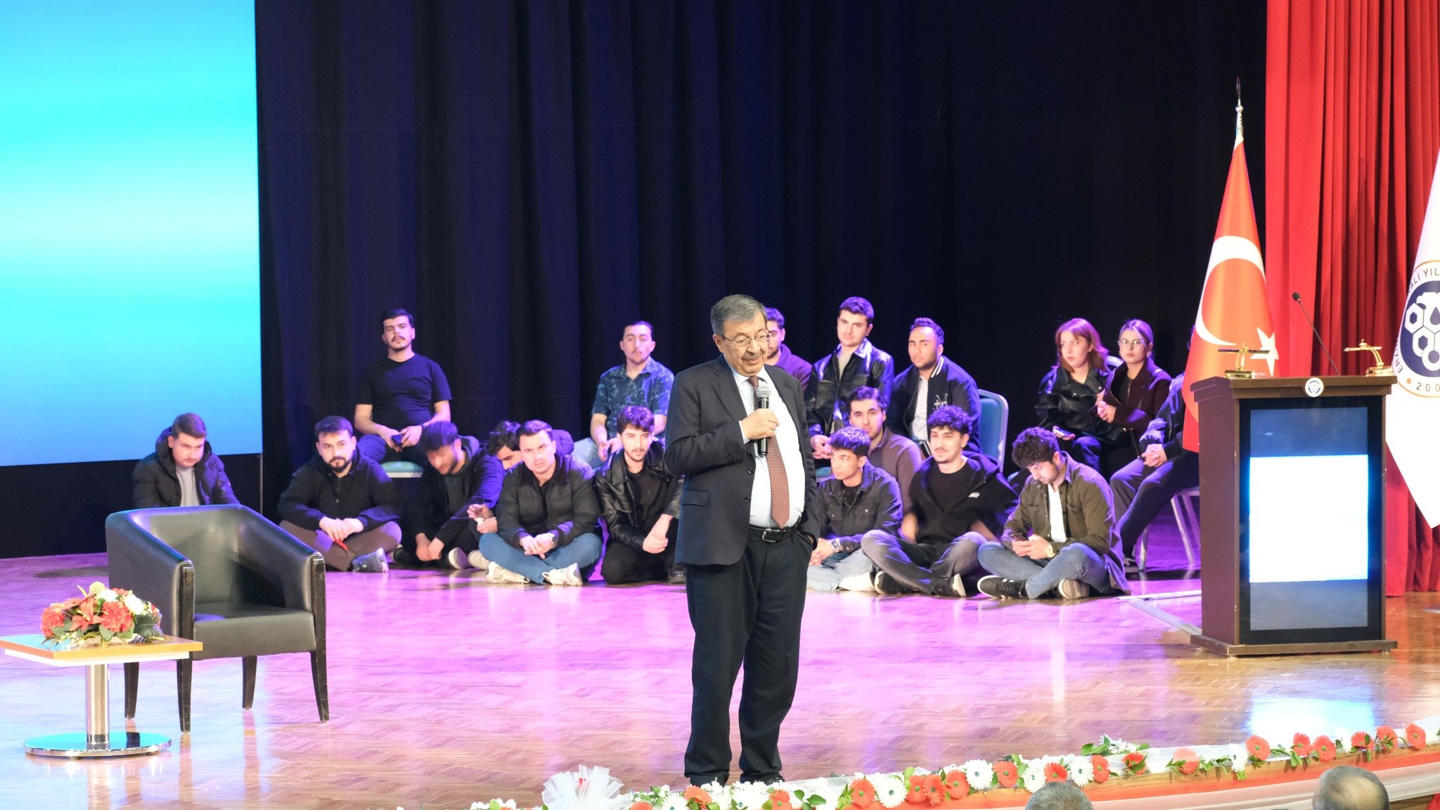 Erzincan GSB Yurtlarında “Çınaraltı Söyleşileri”ne Yoğun İlgi