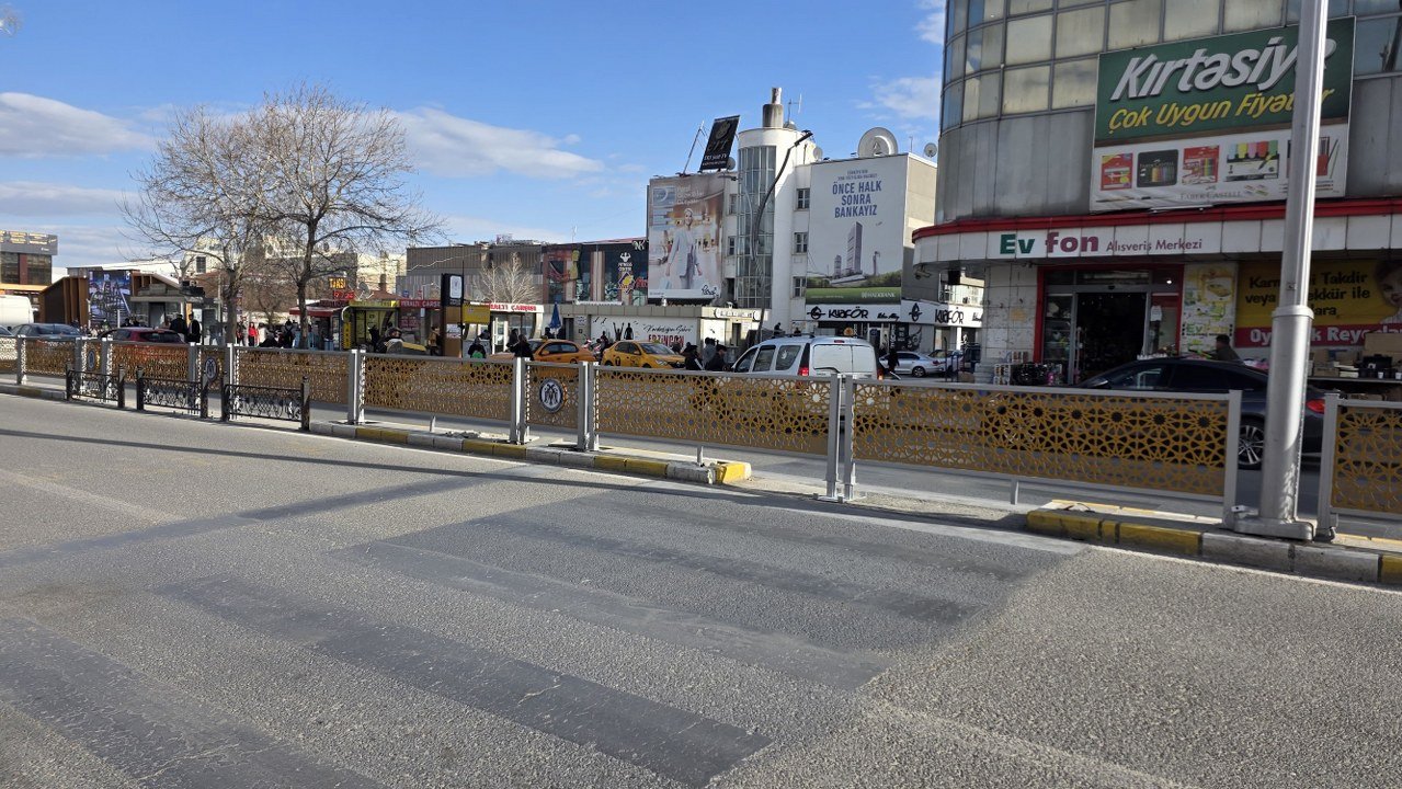 Erzincan Caddelerinde "Refüj" Tartışması