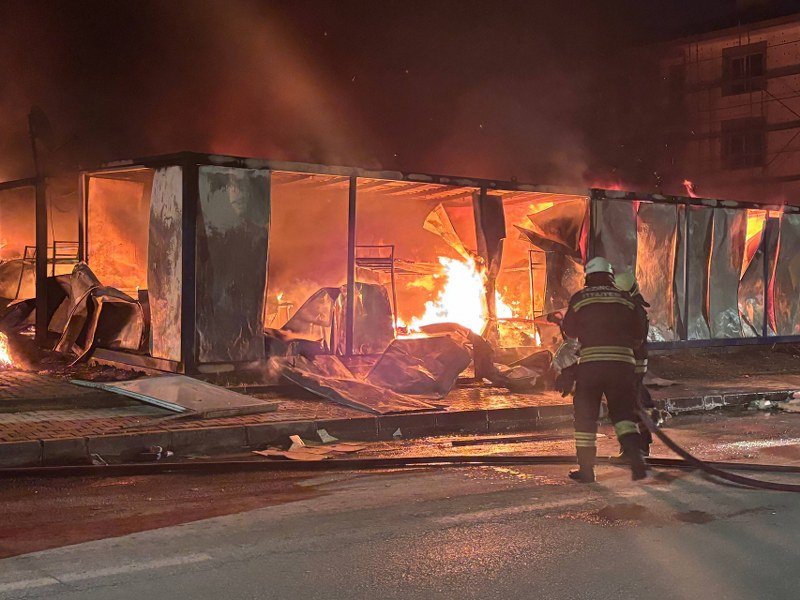 Erzincan'da İnşaat İşçilerinin Kaldığı Konteynerlerde Yangın! (VİDEO)