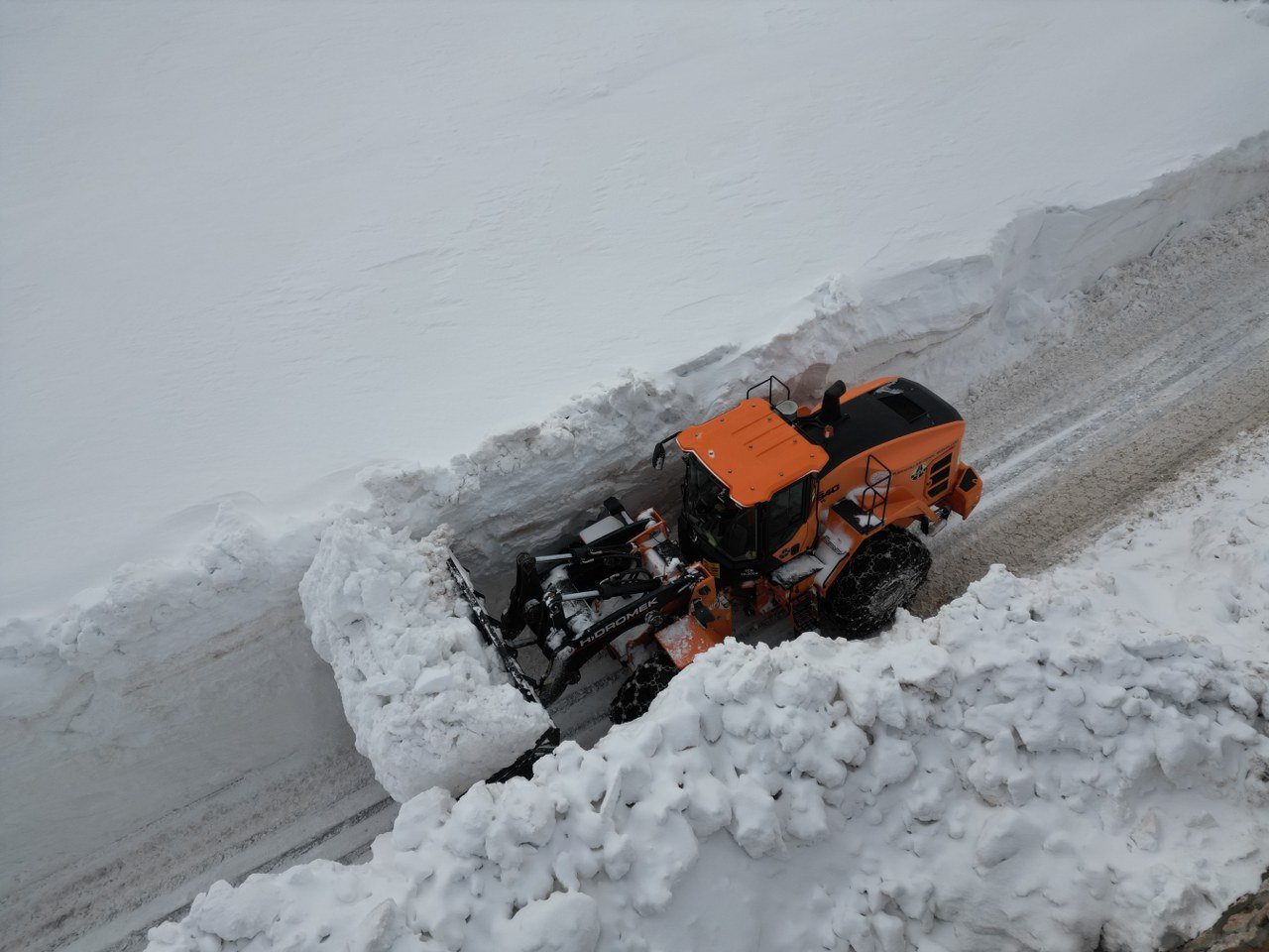 Erzincan’da Nisan Karı Yolları Kapattı