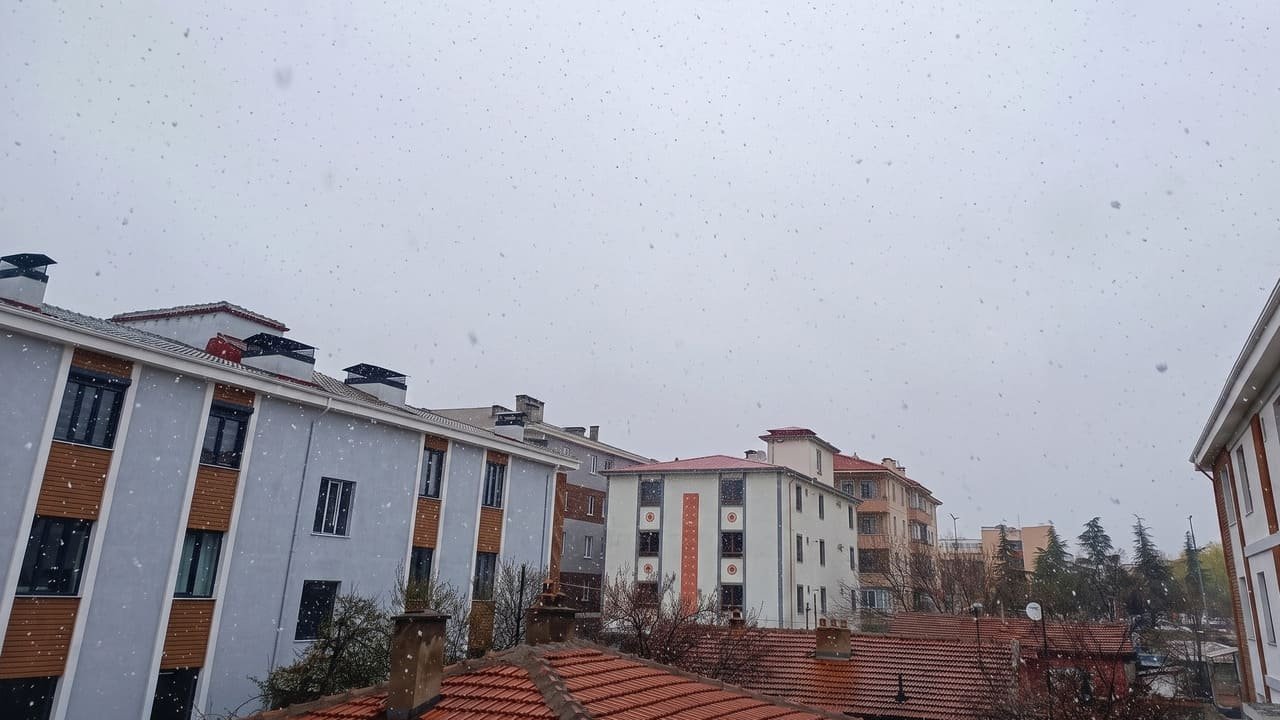 Erzincan'da Nisan Sonunda Kar!