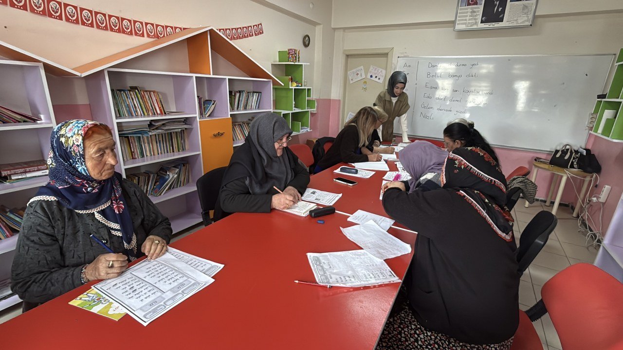 Erzincanlı Nineler Yıllar Sonra Okul Sıralarında