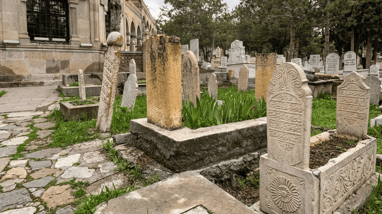 Fahreddin Paşa'nın Kızının Mezarı Ve Mezar Taşı