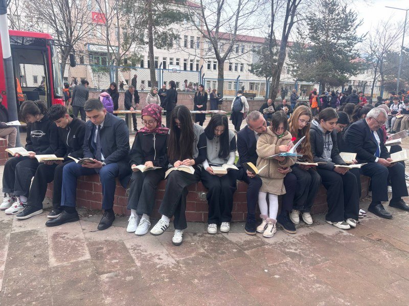 Erzincan’da Kitap Coşkusu: Yüzlerce Öğrenci Açık Havada Okudu (VİDEO)