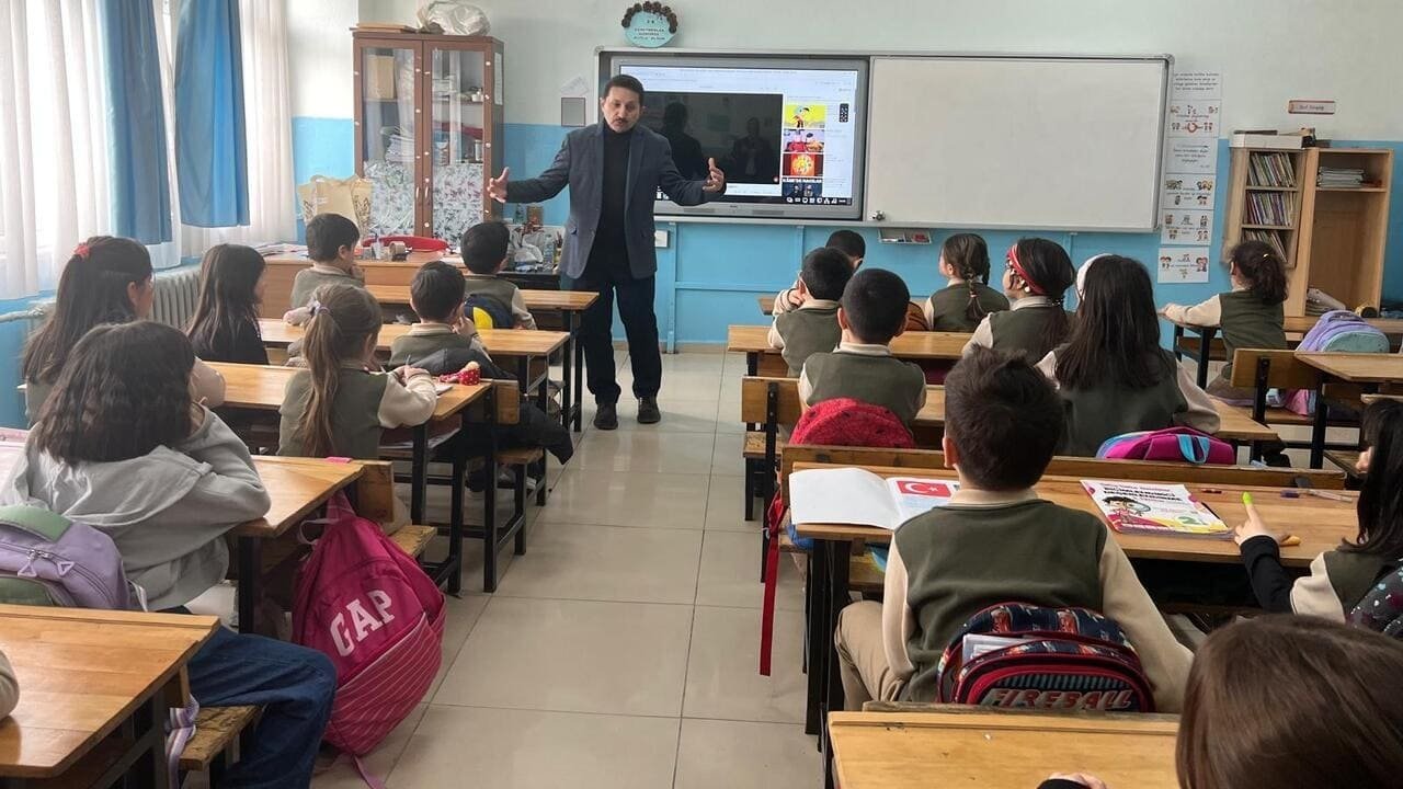 Prof. Dr. Köksal Pabuçcu Ziya Gökalp İlkokulu'nda 2