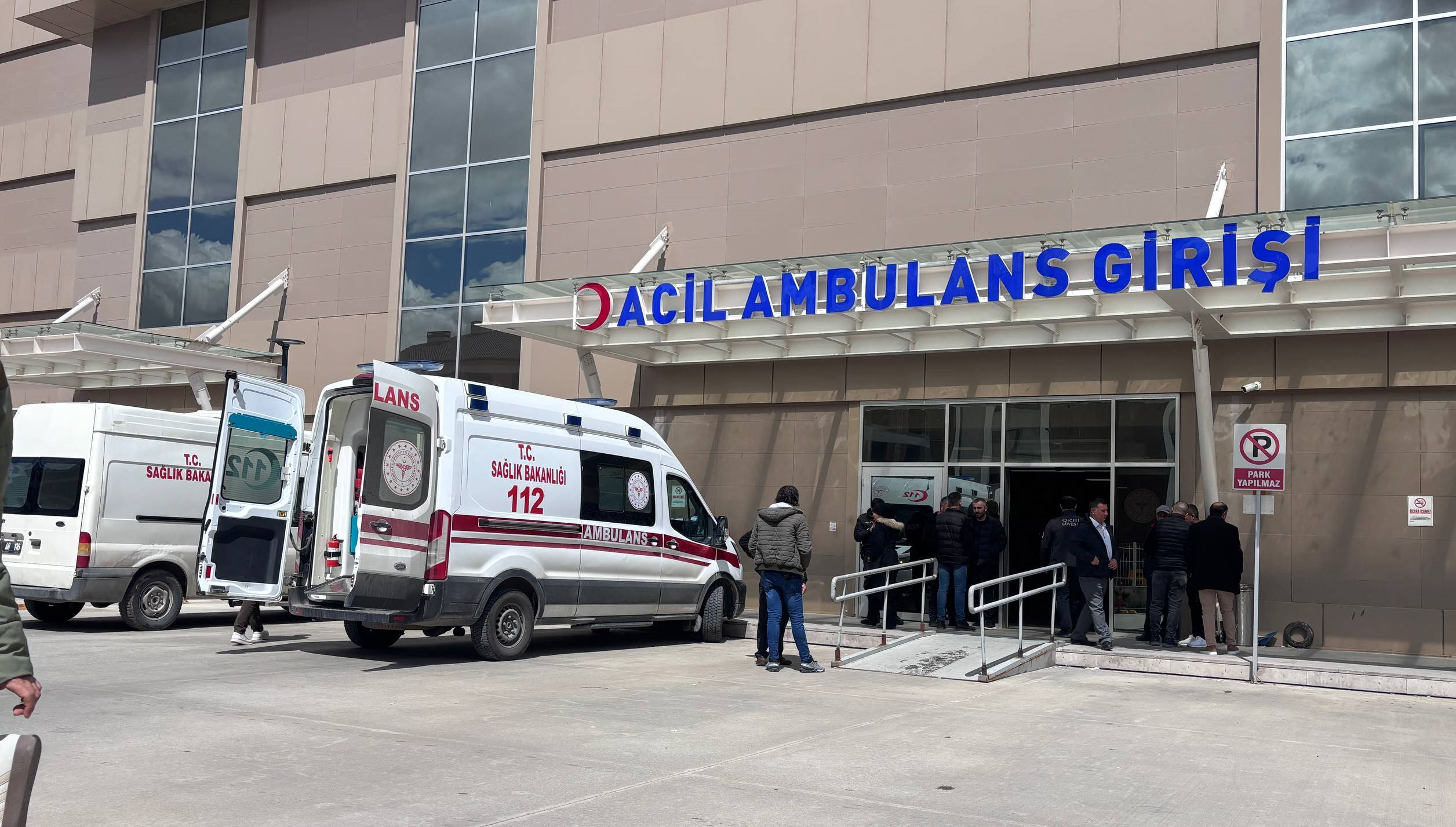 Refahiye Yolunda Feci Kaza: Araç Şarampole Yuvarlandı, 2’si Ağır 6 Yaralı (VİDEO)