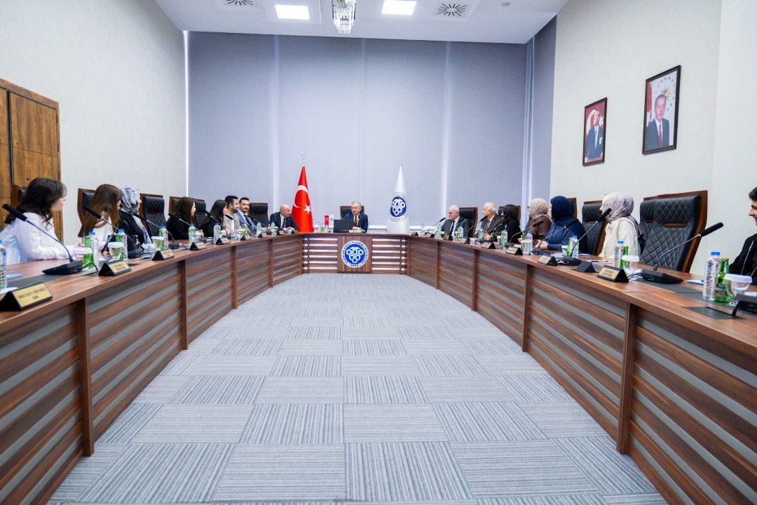 Rektör Levent Öğrencilerle Masaya Oturdu