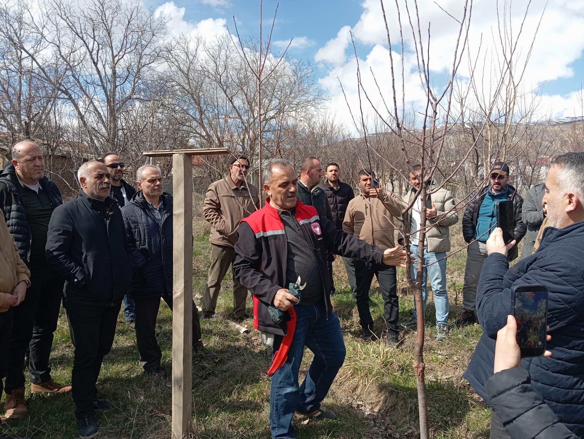 Erzincan’da Çiftçilere Sahada Budama Eğitimi Desteği