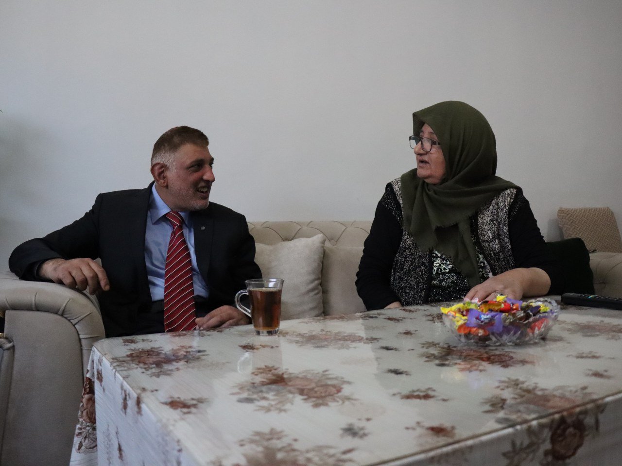 26 Yıldır Takım Elbisesiz Dışarı Çıkmıyor (VİDEO)