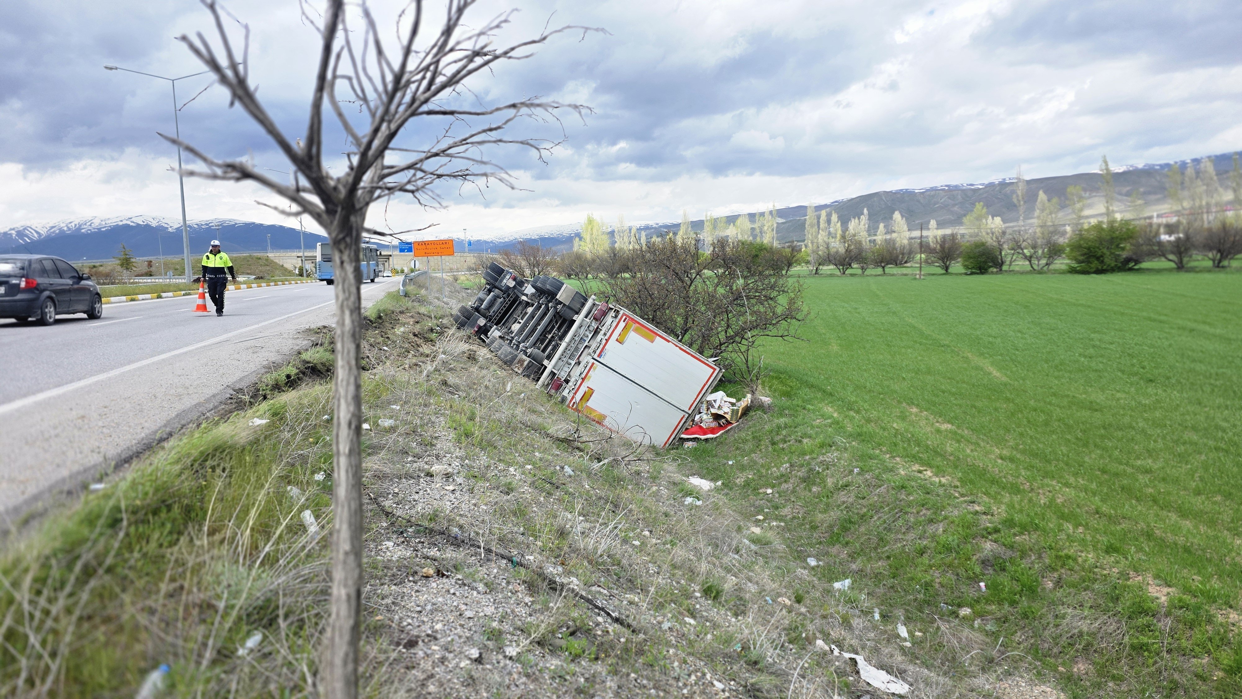 Erzincan’da Soda Yüklü Tır Devrildi: Facianın Eşiğinden Dönüldü (VİDEO)