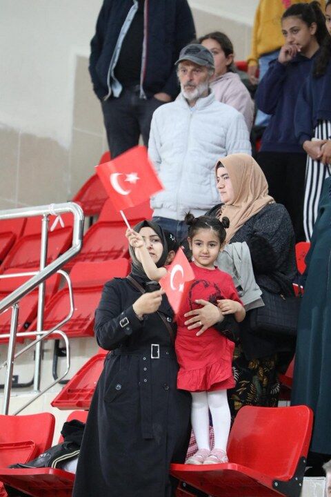 Erzincan’da Salon Yıkıldı! Gençlerin Gösterisi İzleyenleri Büyüledi (1) 480X720