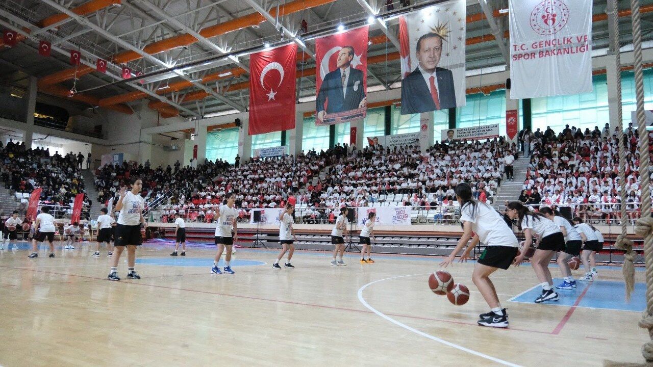 Erzincan’da Salon Yıkıldı! Gençlerin Gösterisi İzleyenleri Büyüledi (14) 1280X720