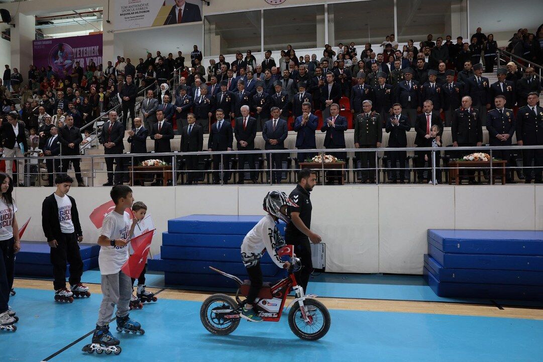Erzincan’da Salon Yıkıldı! Gençlerin Gösterisi İzleyenleri Büyüledi (15) 1081X720