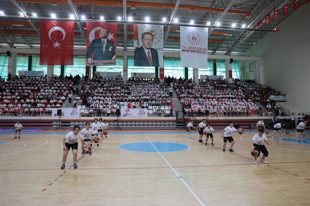 Erzincan’da Salon Yıkıldı! Gençlerin Gösterisi İzleyenleri Büyüledi (17) 1081X720