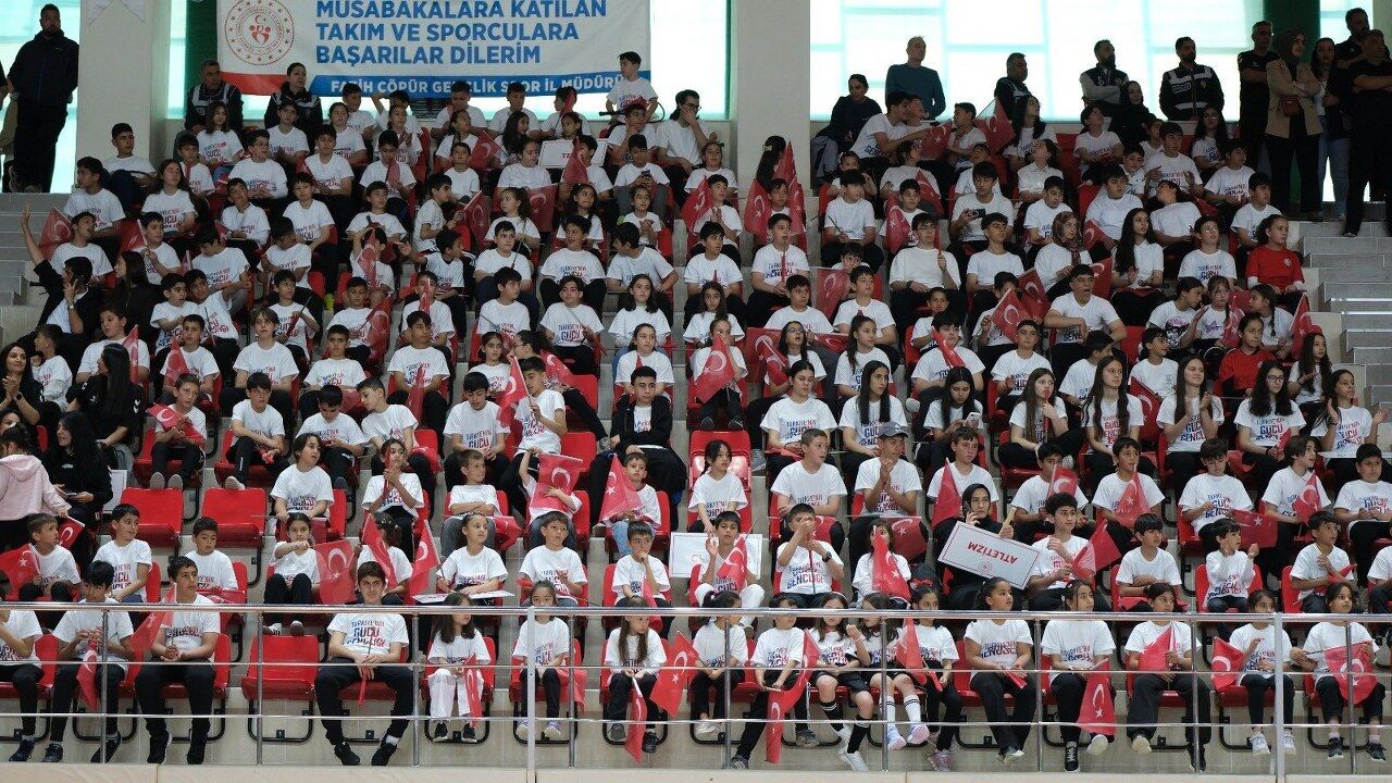 Erzincan’da Salon Yıkıldı! Gençlerin Gösterisi İzleyenleri Büyüledi (3) 1280X720