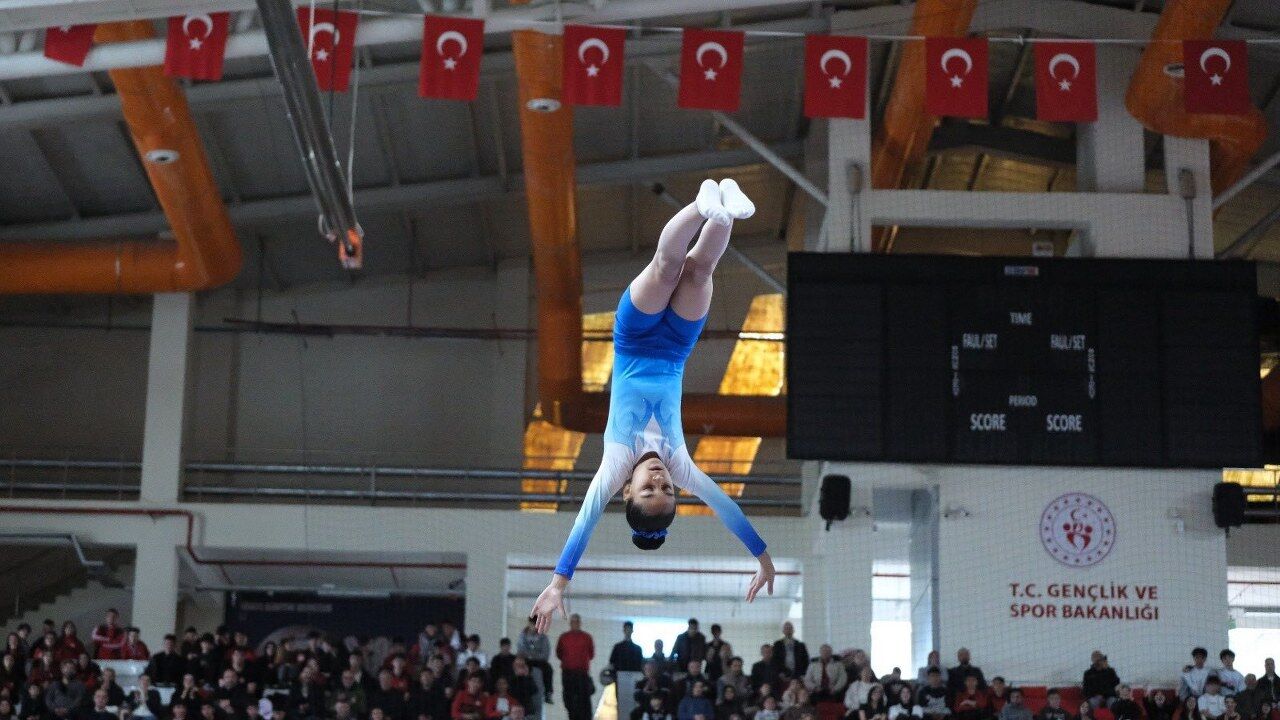 Erzincan’da Salon Yıkıldı! Gençlerin Gösterisi İzleyenleri Büyüledi (4) 1280X720-1