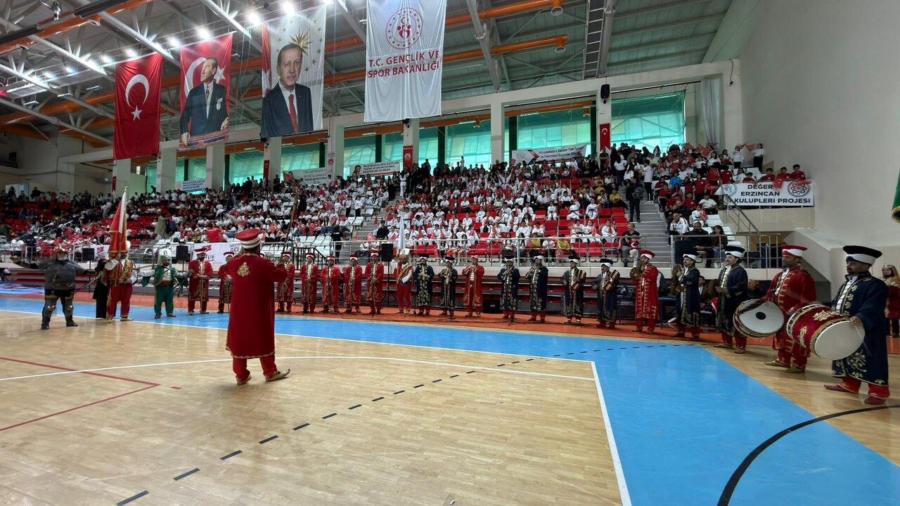 Erzincan’da Salon Yıkıldı! Gençlerin Gösterisi İzleyenleri Büyüledi (5) 1280X720-1