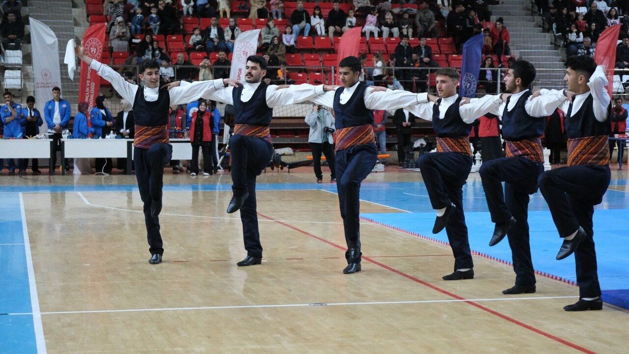 Erzincan’da Salon Yıkıldı! Gençlerin Gösterisi İzleyenleri Büyüledi (5) 1280X720