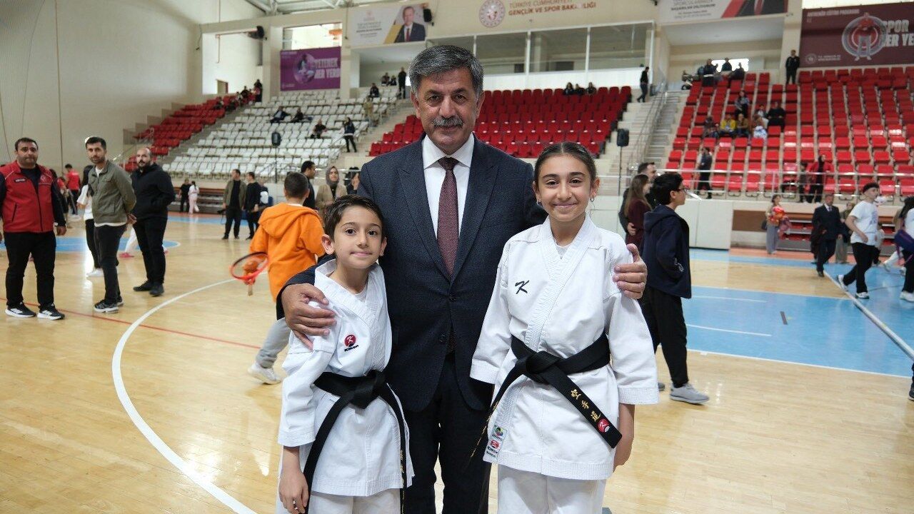Erzincan’da Salon Yıkıldı! Gençlerin Gösterisi İzleyenleri Büyüledi (6) 1280X720-1