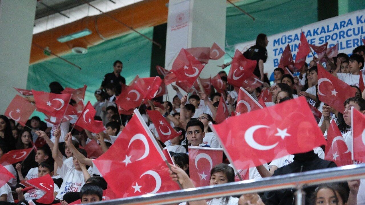 Erzincan’da Salon Yıkıldı! Gençlerin Gösterisi İzleyenleri Büyüledi (6) 1280X720