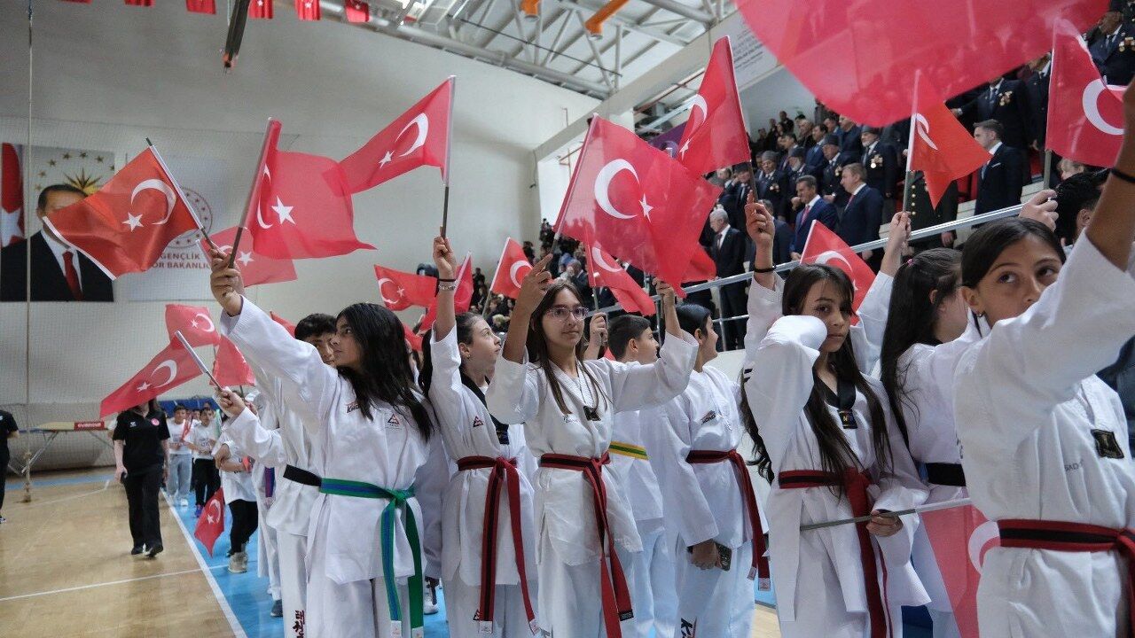 Erzincan’da Salon Yıkıldı! Gençlerin Gösterisi İzleyenleri Büyüledi (7) 1280X720