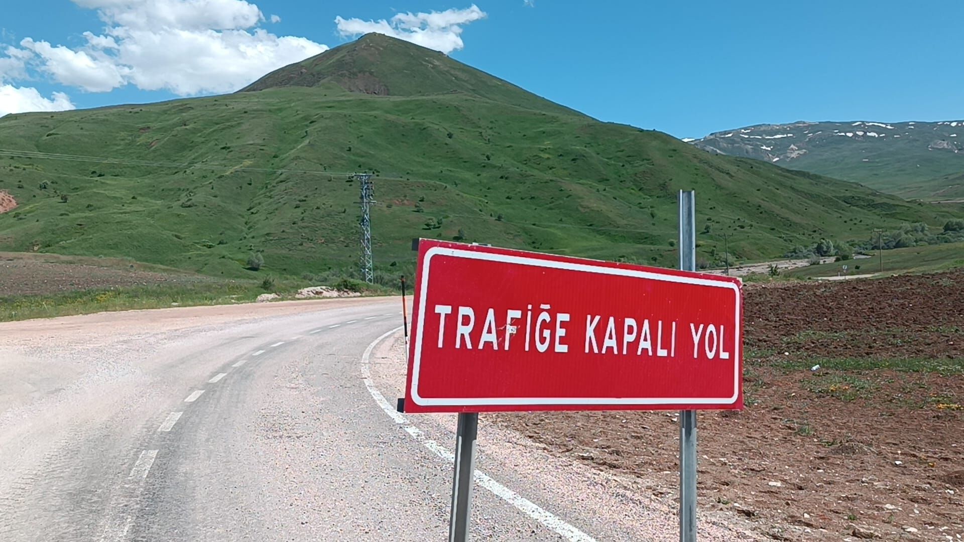 Çayırlı Erzincan Yolu Tehlikeli Yol Trafiğe Kapalı Yol-1