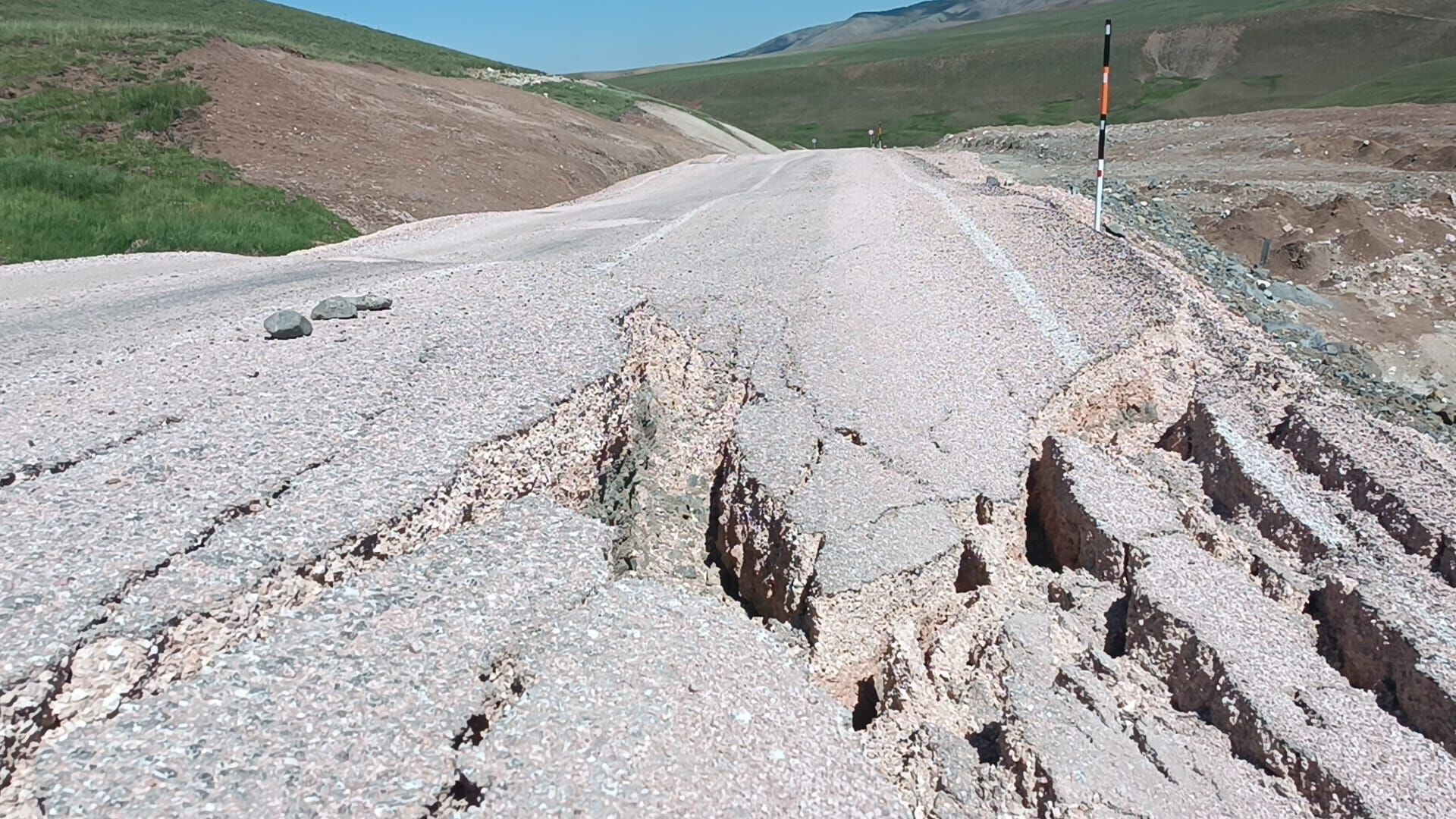 Çayırlı Yolu Kalitesini Gösterir Fotoğraf