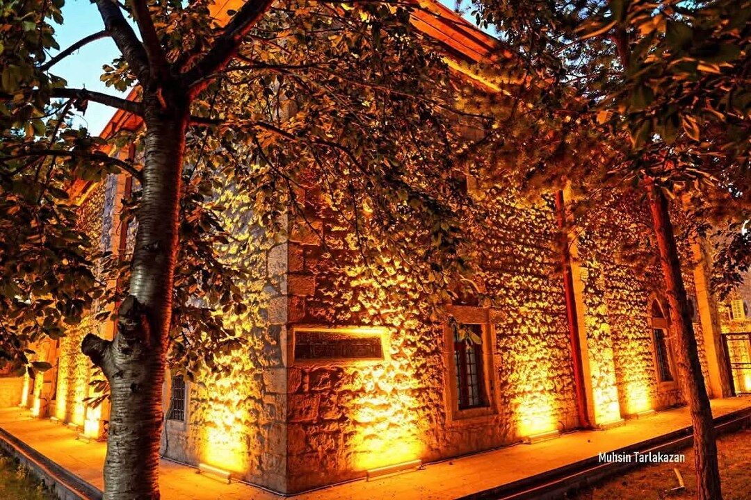 Tarihi Gülabibey Camii Işıklandırmasıyla Göz Kamaştırıyor
