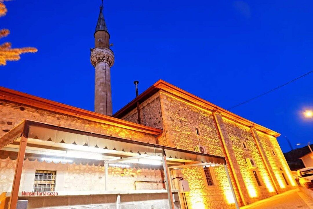 Tarihi Gülabibey Camii Işıklandırmasıyla Göz Kamaştırıyor (6) 1080X720