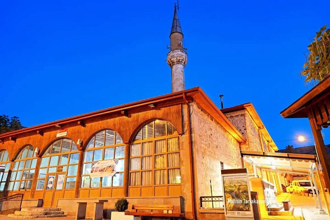 Tarihi Gülabibey Camii Işıklandırmasıyla Göz Kamaştırıyor (7) 1080X720