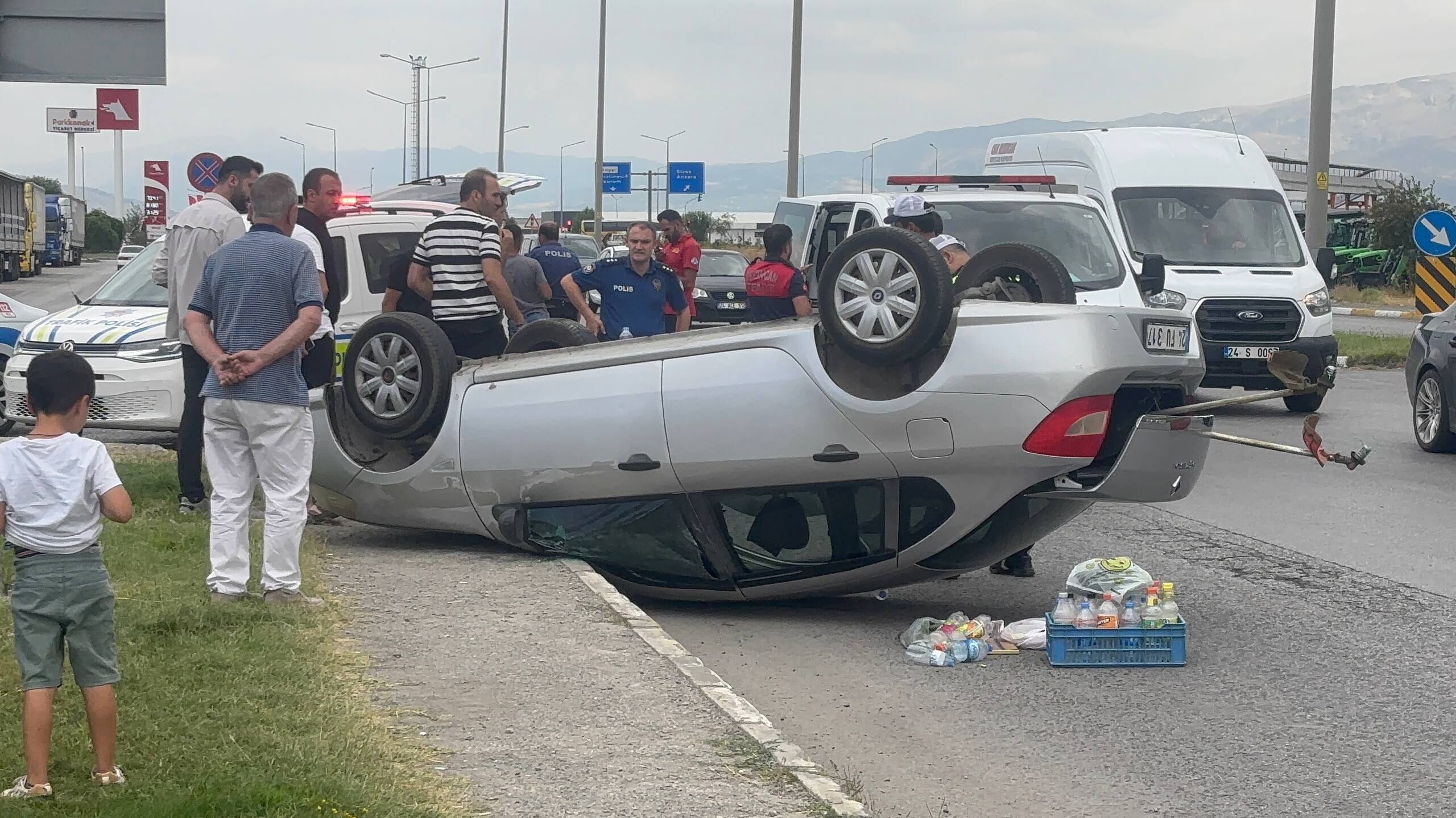 Erzincan’da Trafik Kazası: Takla Atan Otomobilde 2 Kişi Yaralandı (VİDEO)