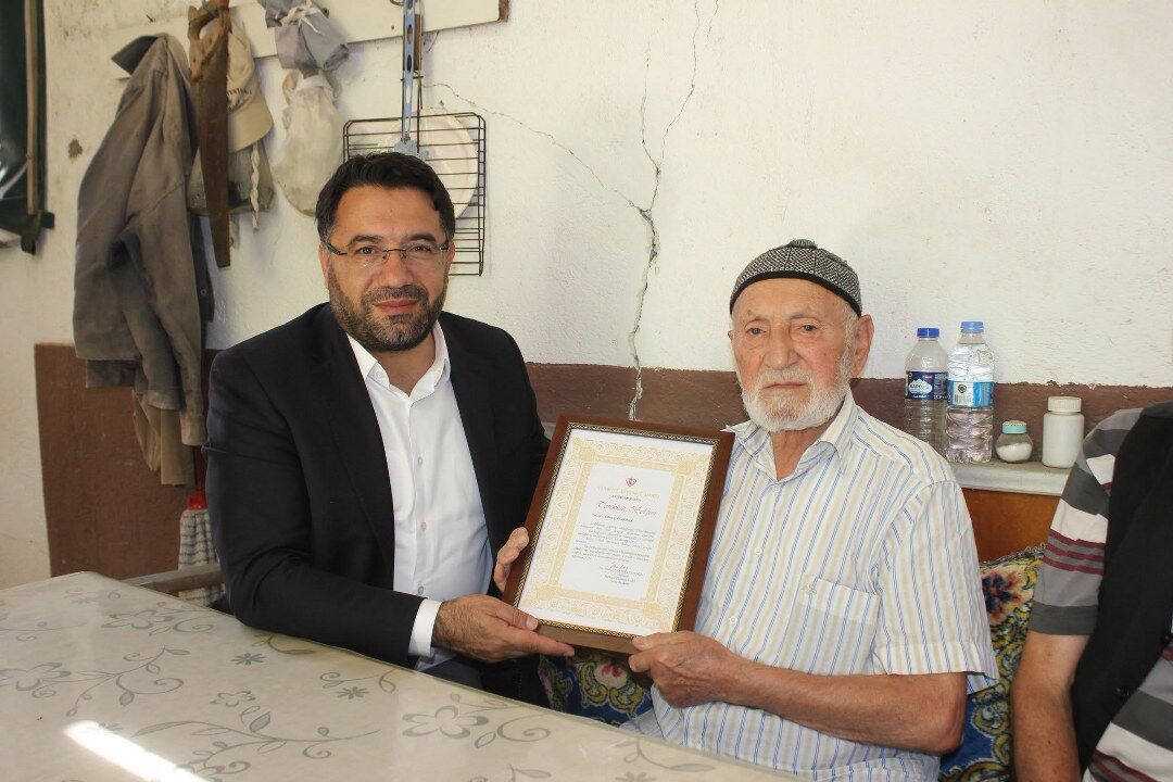 Evini Türkiye Diyanet Vakfı'na Bağışladı: Çocuk Yaşta Başlayan Zorluklar, Gönül Zenginliğiyle Son Buldu