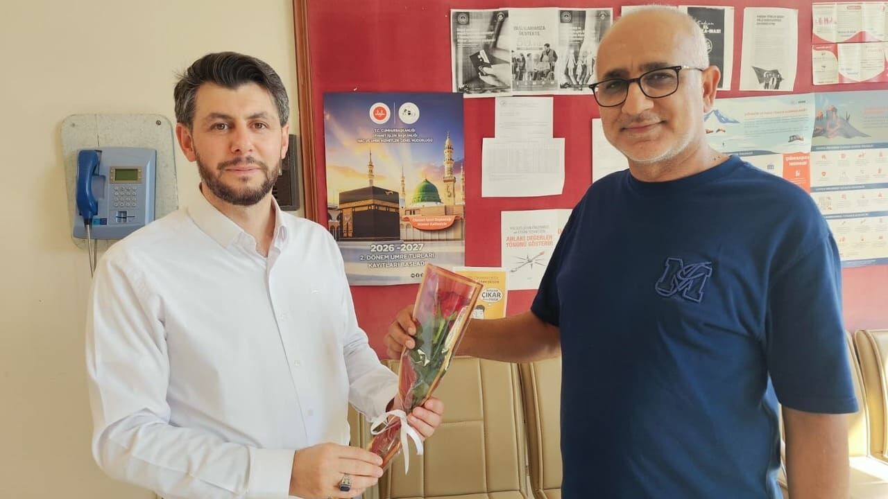 Üzümlü Müftüsü Mevlit Kandili Sebebiyle Gül Dağıttı