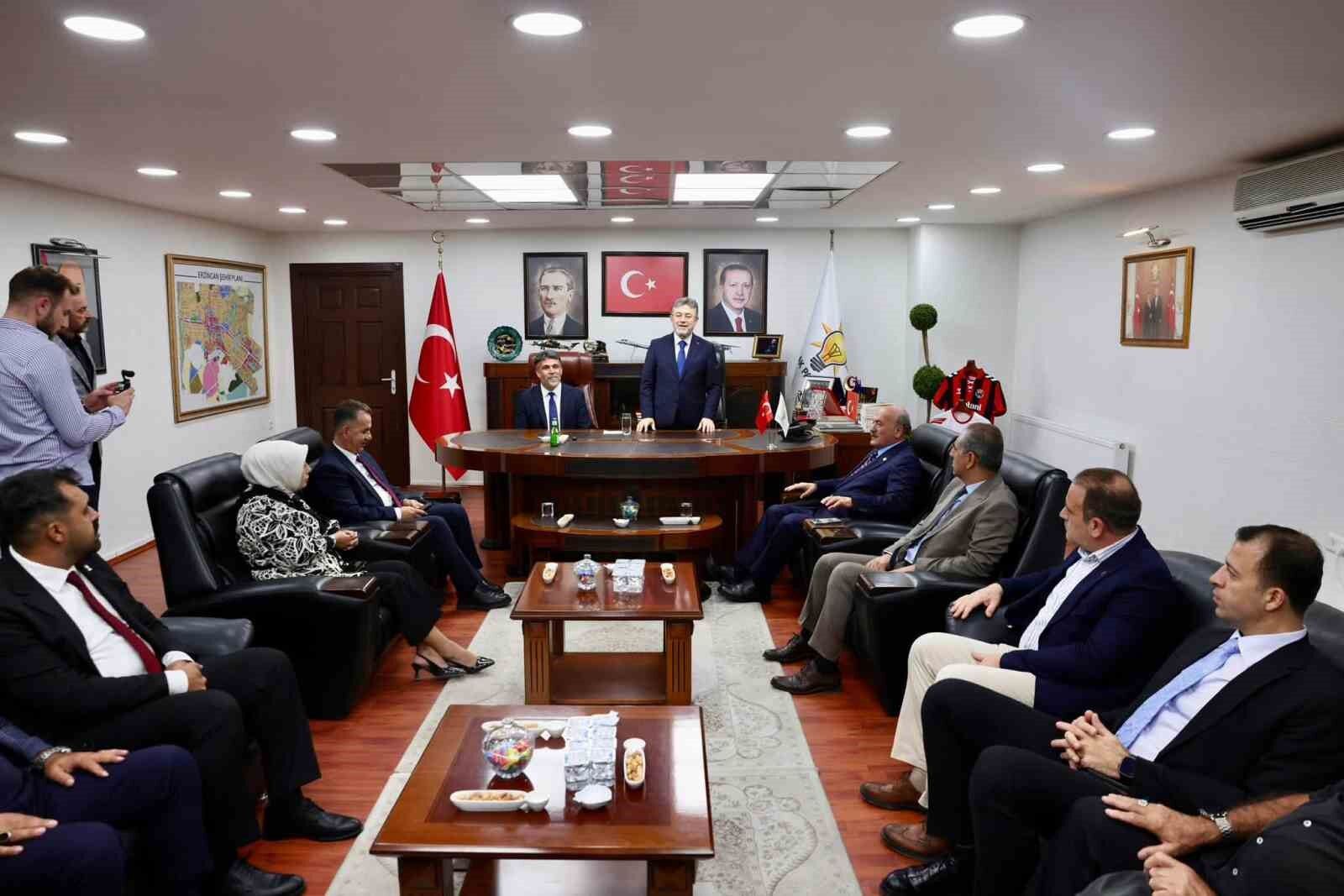 Bakan Yumaklı, AK Parti Erzincan İl Başkanlığında teşkilatla buluştu