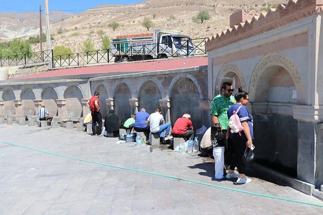 Erzincan Eksisu Cesmesi Sise Dolduran Ziyaretciler