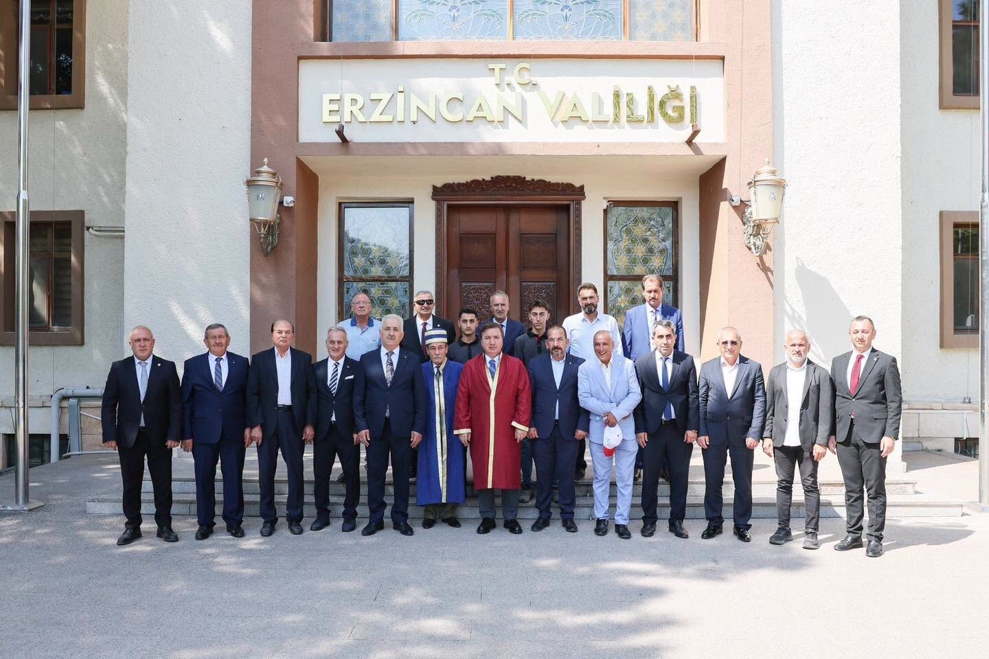 Erzincan'da Ahilik Haftası kapsamında başarılı esnaflara onur belgesi