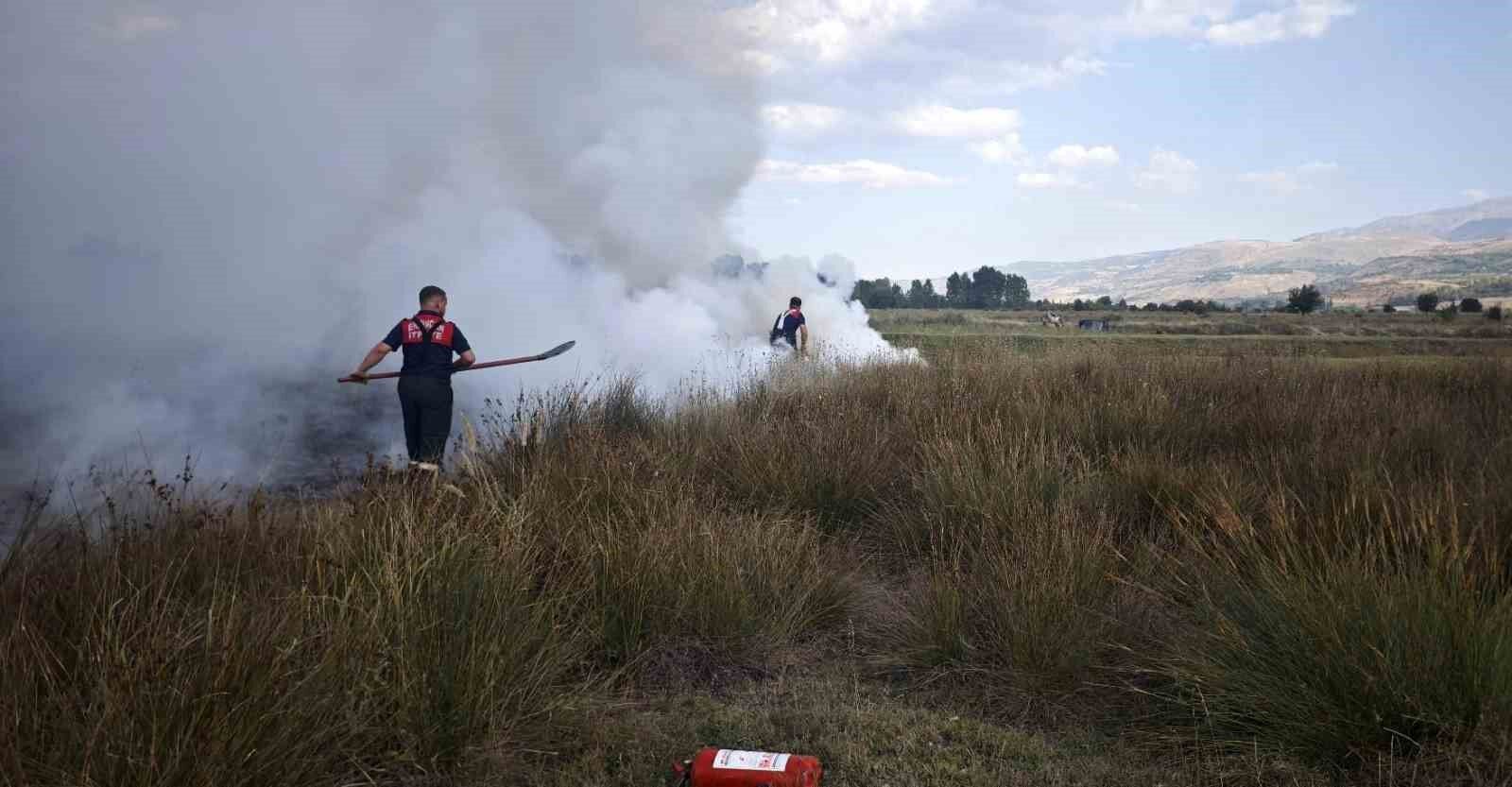 Erzincan'da arazide çıkan yangın söndürüldü