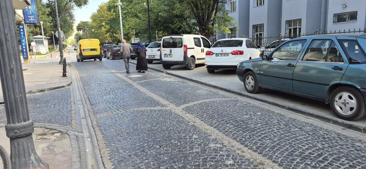 Dubalar Söküldü, Kaldırım Otoparka Döndü: Yayalar Yola Mahkûm